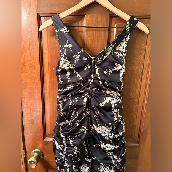 💜 EXPRESS pretty Floral ruched sleeveless satiny sleeveless dress. Size 0 - Picture 7 of 7
